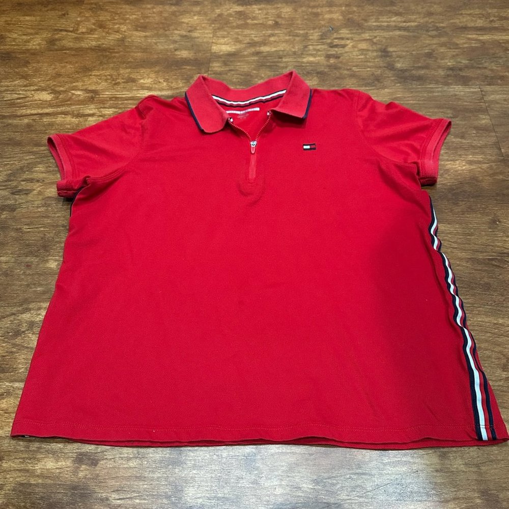 Tommy Hilfiger Signature Red Tee - Elevate Your Casual Style!